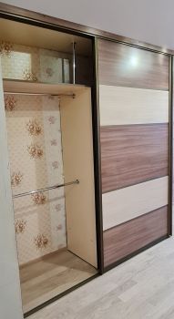Трубы в два уровня располагаются в платяной зоне для короткой одежды