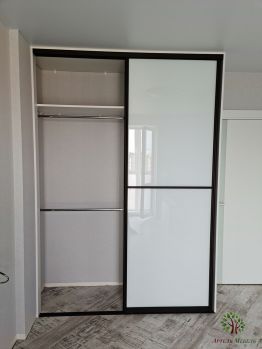 левая часть шкафа купе с платяными зонами в два уровня для низкой одежды